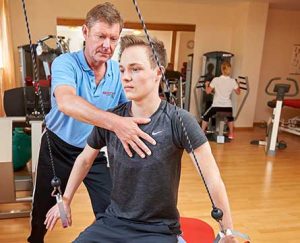 Krankengymnastik am Gerät